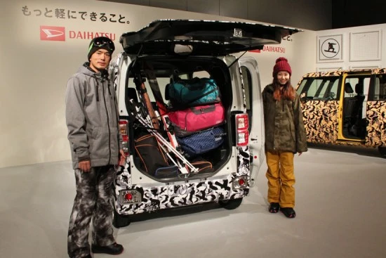 スキーセットなら3人分収納が可能。長いスキー板も少し傾けるだけで荷室に収まる