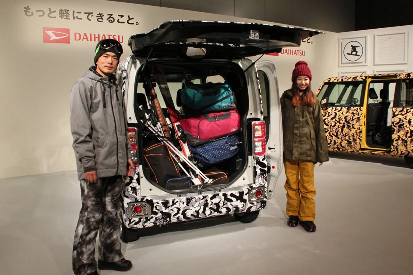 スキーセットなら3人分収納が可能。長いスキー板も少し傾けるだけで荷室に収まる