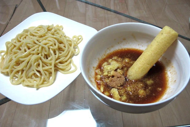 「サクサクつけ麺」コンポタ味など気軽に味を変えられて面白いが、少々油っぽいか。意外と甘みが強め
