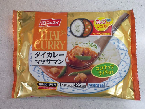 マッサマンでは珍しい冷凍商品。ココナツライス付きでサツマイモ入りペーストを使用