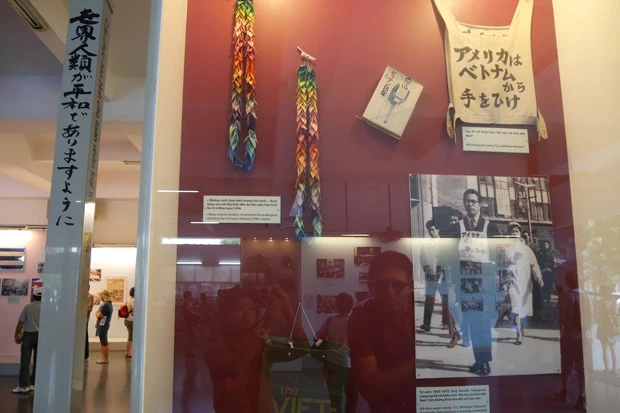 各国からの平和を願う声のなかには、「アメリカはベトナムから手をひけ」という反戦ゼッケンを8年間もつけて通勤していたという金子徳好さんの資料も