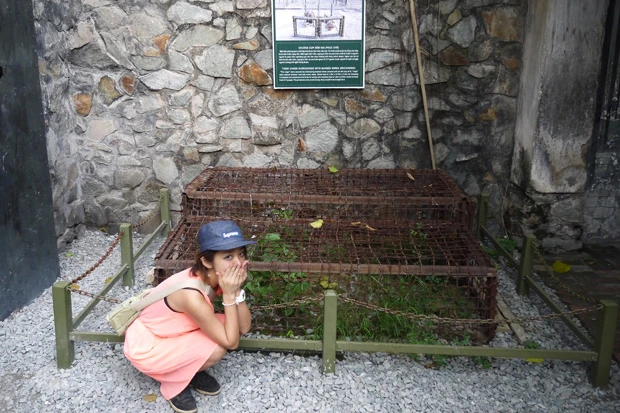 私がしゃがんでも頭がつくほどの狭さの鉄条網のケージは拷問に使われていたとか