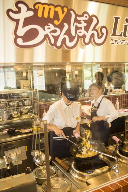 店内の厨房はガラス張りのオープンスタイル。自分がオーダーした料理が目の前で作られるのを見ることができる。これが想像以上に楽しい！