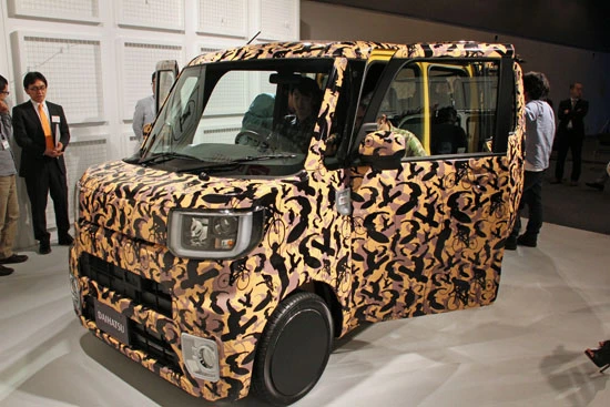 ハデハデなデザインのモデルカー。実際の車はカラーバリエーションはツートンカラー3色を含む8色を予定