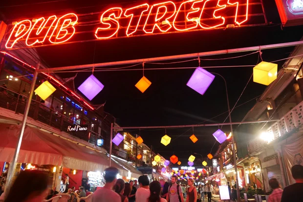 ネオンギラギラと音楽ガンガンなパブストリート
