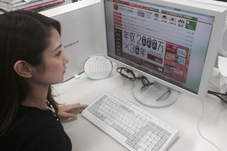 専用の売り場だけでなく、コンビニやネットでも購入可能な高額当せんくじ「BIG」。11月11日現在のキャリーオーバーは、なんと43億円以上! というワケで私、菅野も運試しにチャレンジ!
