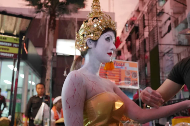 ハロウィン時期は路上でタイ衣装に血のメイクのパフォーマンス