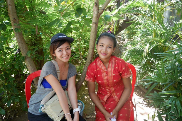アンコール遺跡群の中で働く笑顔のかわいいクメール娘