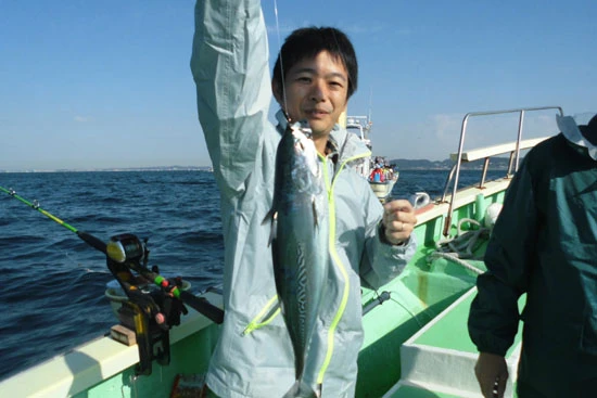 この日、最初に釣り上がったソーダガツオ。いつもなら周りが最初に釣れると悔しいが釣り会ではまた別だ