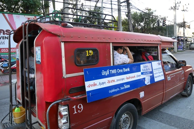 対面式にベンチシートがある乗り合いタクシー、ソンテウ。「VIP席だ!」とか言って子供サイズのプラスティック椅子まで用意してくれた・苦笑