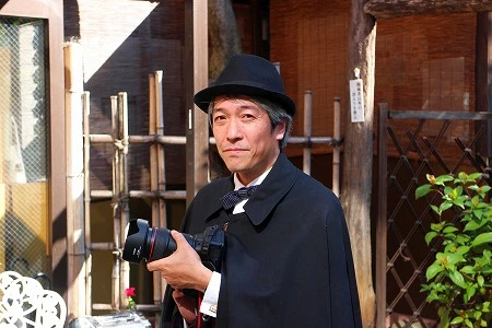 主催するカメラマンの首藤幹夫さんも蝶ネクタイにとんび姿という情感あふれるスタイルで撮影