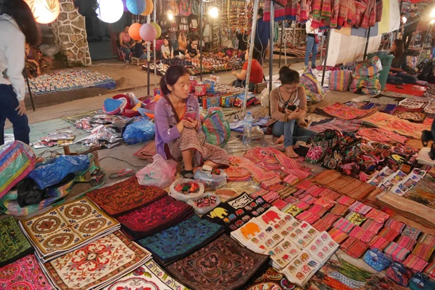 ラオスの民芸品はカラフルなものが多く、とてもかわいらしい