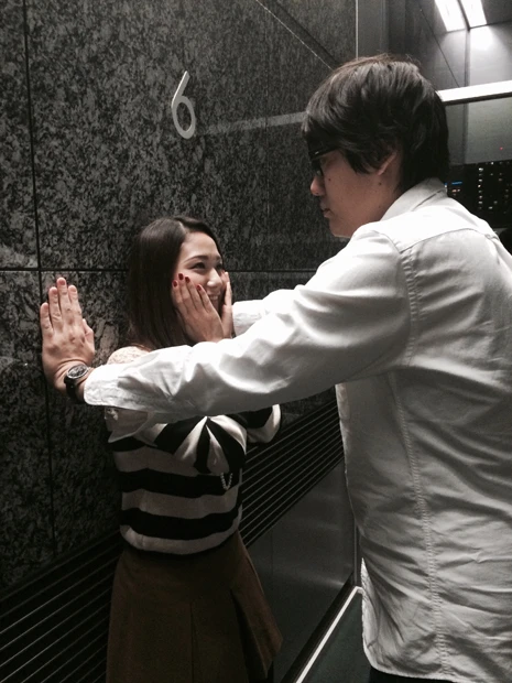 編集部のＴ先輩に“リアル壁ドン”してもらいました．もちろん絵作りのためですが、それでもやっぱりドキドキしちゃいます！