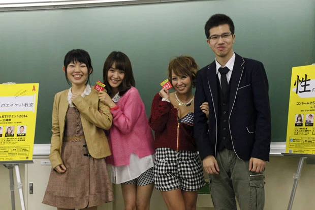 みひろや浜田たちと登壇した日大生はふたりに腕を組んでもらい緊張ぎみ。特に男性（２２）は童貞でやや体がこわばっている様子