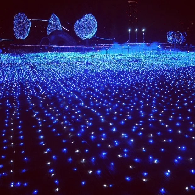 一面青く輝くのは東京ミッドタウン。めっちゃキレイで女のコじゃなくてもテンション上がるはず！！