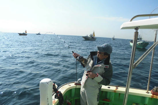 周囲に釣り船が点在。ちなみにこのアタッている竿は、結局このあとバレてしまう(笑)