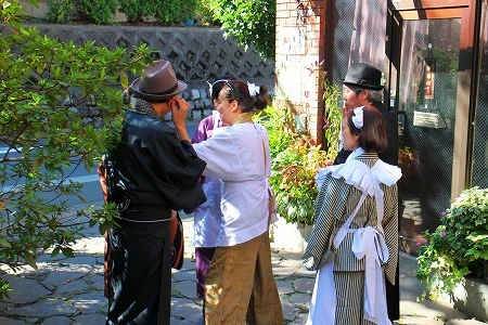 撮影スタッフも全員が大正ロマンな装いで、撮影慣れしていないお客さまとも夢二のイメージを話しながら打ち解けていく