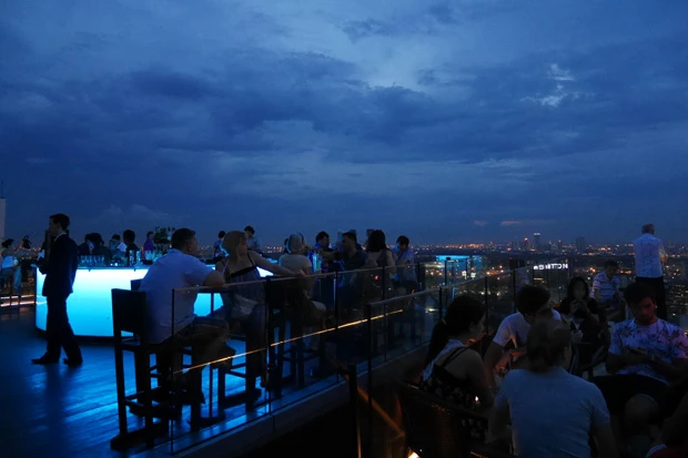 DJブースやソファー席のあるオシャレなスカイバー