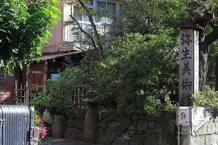 東京大学の弥生門正面近く、弥生美術館・竹下夢二美術館に併設されているカフェ「港や」で撮影が行なわれる