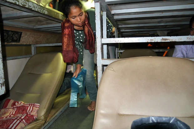 備え付け毛布はダニや南京虫が怖すぎた夜行バス(案の定、車の故障で5時間遅れ)