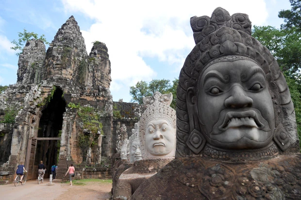 門番的な意味を込めてこの表情なのでしょうか