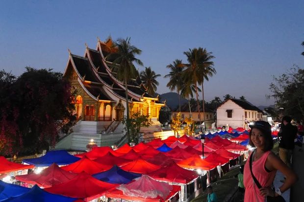 ライトアップされた寺とズラっと並ぶナイトマーケットの屋根の光がキレイ!