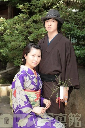 初夏に撮影した20代のカップル。着物にハットという男性のコーディネイトも、さすがのスタイリングで叙情感あふれた世界に