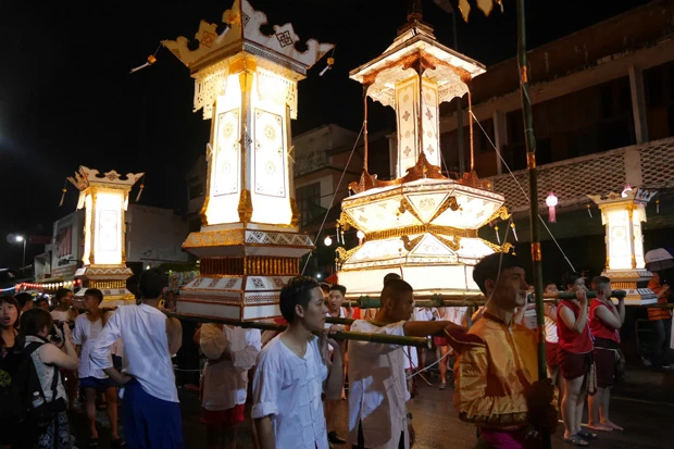 お祭りの時期は花火や爆竹が鳴り、街中でパレードも行なわれる