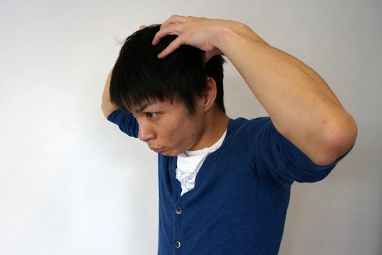 ５本の指の腹で頭皮をグッとつかんで離す