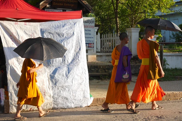 ルアンパバーンの僧はオシャレ。日傘を持ってたり、おそろいのかわいいトートバッグで街中を歩く