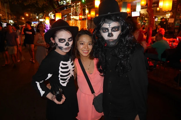 カオサン通りのハロウィン。スカルやモンスターの仮装が多かった