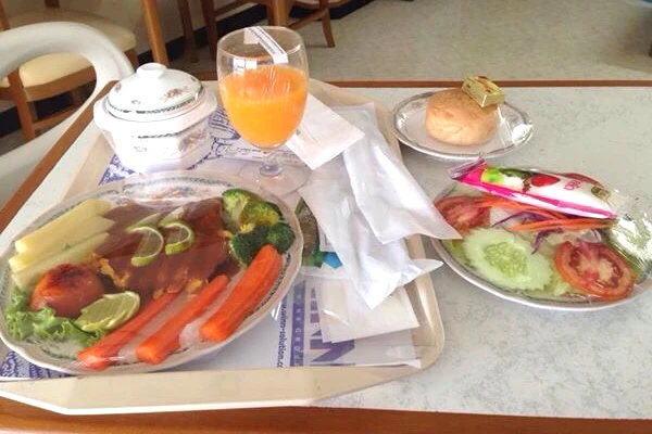 ホテルのような食事。洋食はタイでは割高なので、旅人は普段もっと素朴なものをかじってます・笑