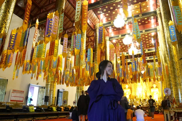 タイといえばやっぱりお寺。装飾はかなりキラキラだけど、寺院内は肩の出てる服もダメなのでコートを貸してくれる。敬虔さと大らかさのバランスが絶妙?