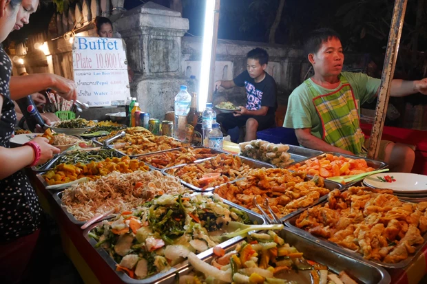 一皿に盛れるだけ盛って10000キップ(約140円)と激安