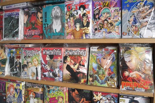 日本のマンガは50バーツ(約150円)で売られている。タイ語で読む自信のある人はどうぞ