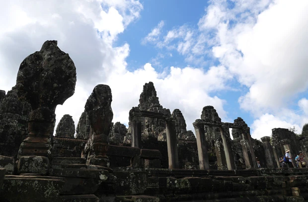青空バックにそびえたつバイヨン