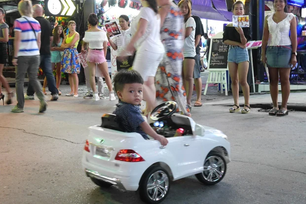 眠そうな子供を乗せてチップを稼ぐ、どこからか大人が操作しているラジコンカー