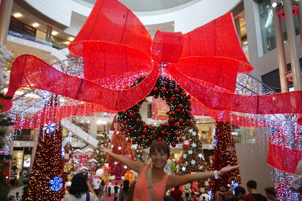 クアラルンプールのきらびやかなクリスマスデコレーション。ずっと寺ばっかだったから、久々の洋物イベントにウキウキ