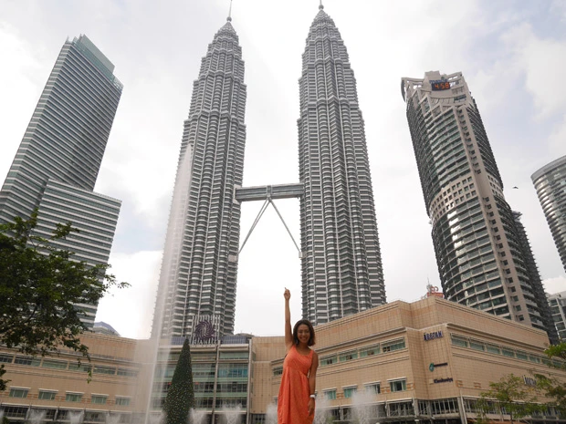 無機質で冷然とした迫力にゾクッとするツインタワー。SF映画のロボット支配下の街ってイメージ?