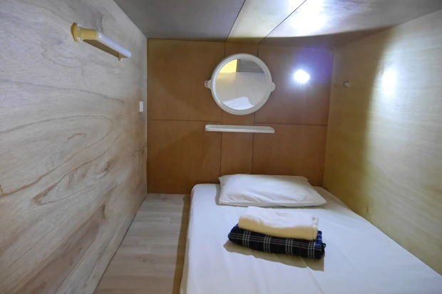 ウッディ調がおシャレなカプセルホテルは清潔感たっぷり
