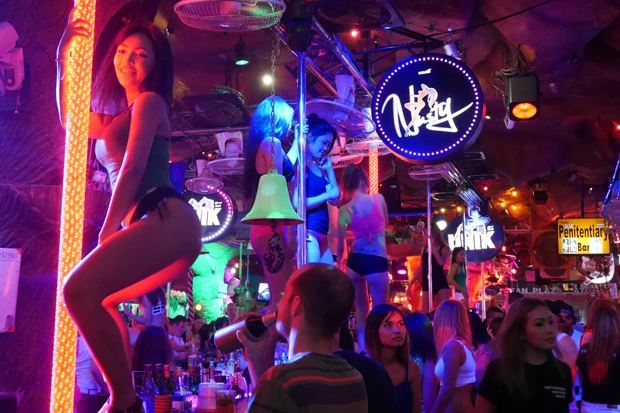 突き出されたお尻を眺めながらお酒を飲んでいる客。1000バーツ(約3000円)で鐘を鳴らすと全部のバーにショットが配られるよ!