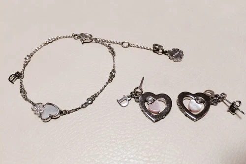 あからさまなブランド主張は好みの分かれるところ! 控え目なほうが無難かもしれませんね