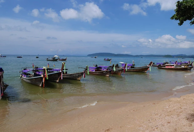 クラビのアオナンビーチ。海好きの私にはもの足りない青