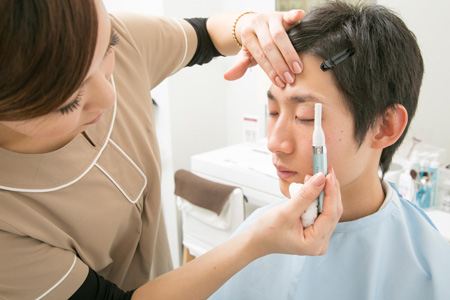 初めての眉ケアにちょっぴり緊張。プロにコツを伝授していただきます