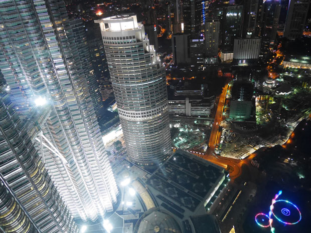 間近から見るツインタワーとクアラルンプールのギラギラした夜景