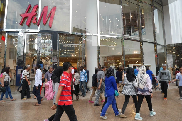 この暑いなか誰が買うのか不明だけど、ユニクロでは定番のダウンが売られていた。H&Mがあったり、バーバリー柄のヒジャブの人がいたり都会って感じ(笑)!