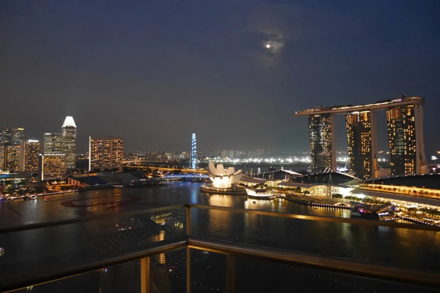 建国50周年に向け、水辺には50の文字。マリーナベイサンズは相変わらずの存在感