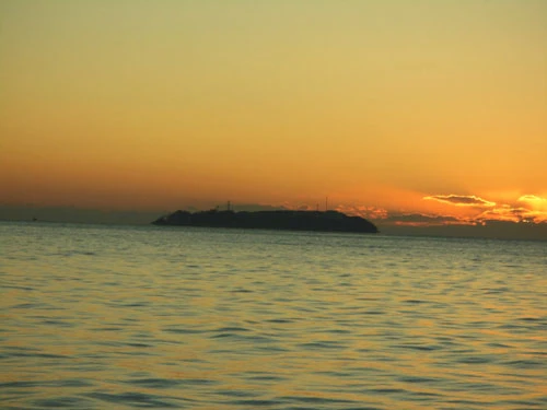 左手に初島を望む熱海の海