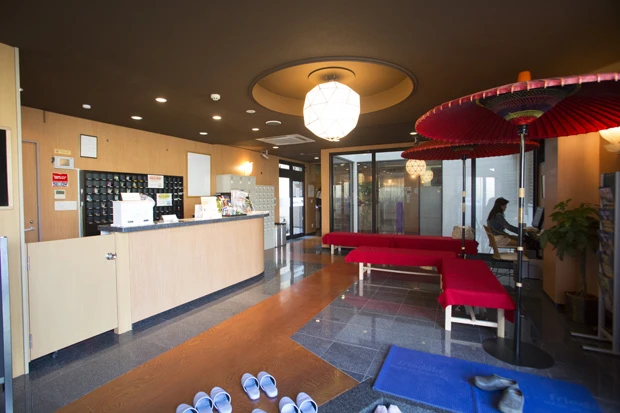 和テイストのフロントがある1F(写真)に、個室がある3F。どちらもフロアはキレイ!