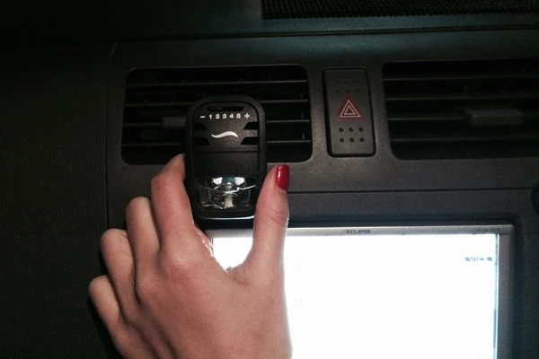 これが噂のファブリーズプレミアプクリップ。ちっちゃくてシンプルなわりに、その“威力”は抜群のスグレモノ。女子ウケ間違いなしです!